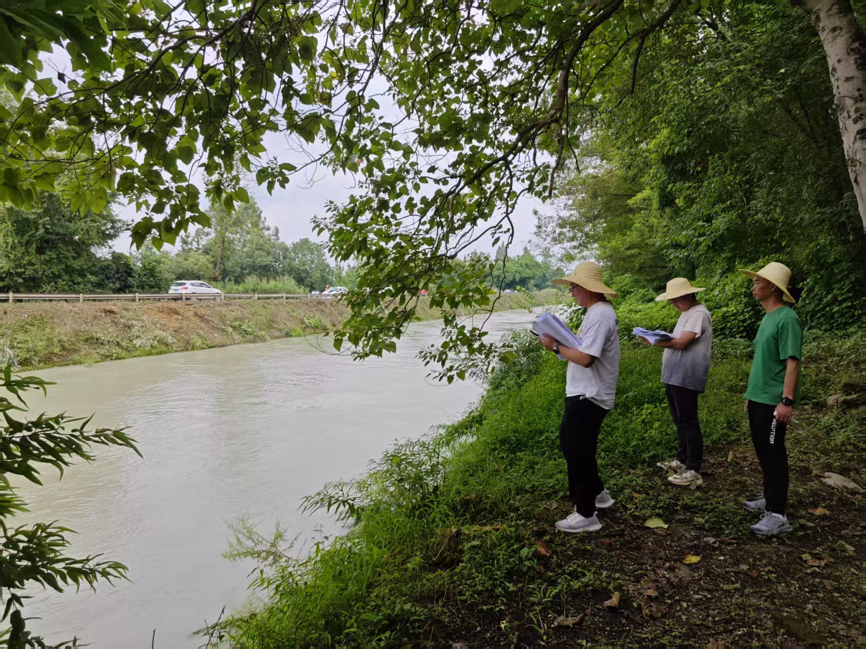 生產(chǎn)技術(shù)部技術(shù)人員開(kāi)展人民渠一至四期干渠現(xiàn)場(chǎng)調(diào)查摸底工作